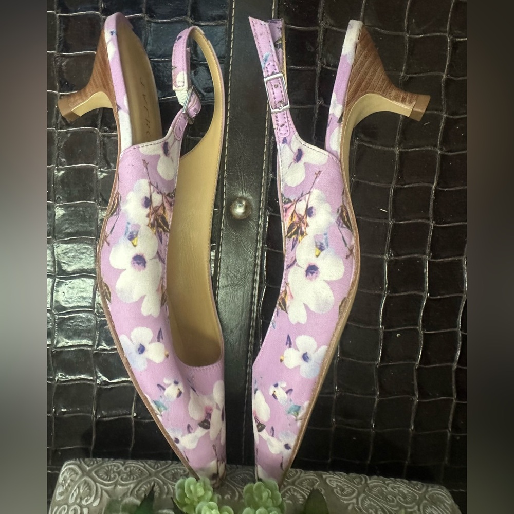 Talbots Purply Pansies floral kitten heels Size 7 - Picture 3 of 7